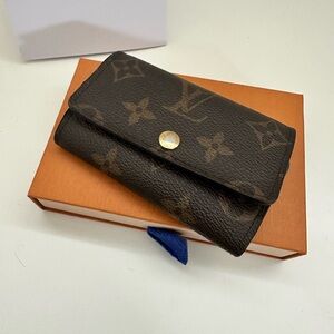 Louis Vuitton 6 key holder in Mono